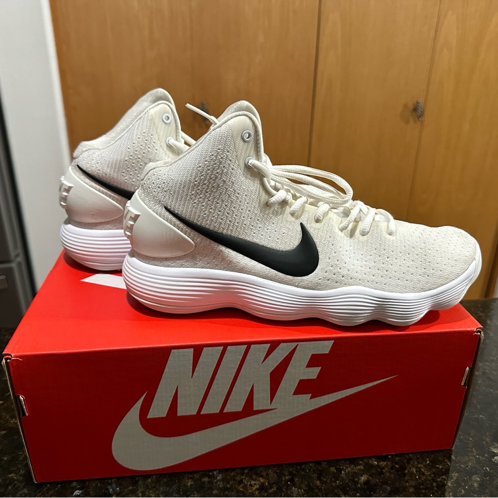 RARE Nike Hyperdunk 2017 White Cream Mens Basketball Shoes. US. Size 10